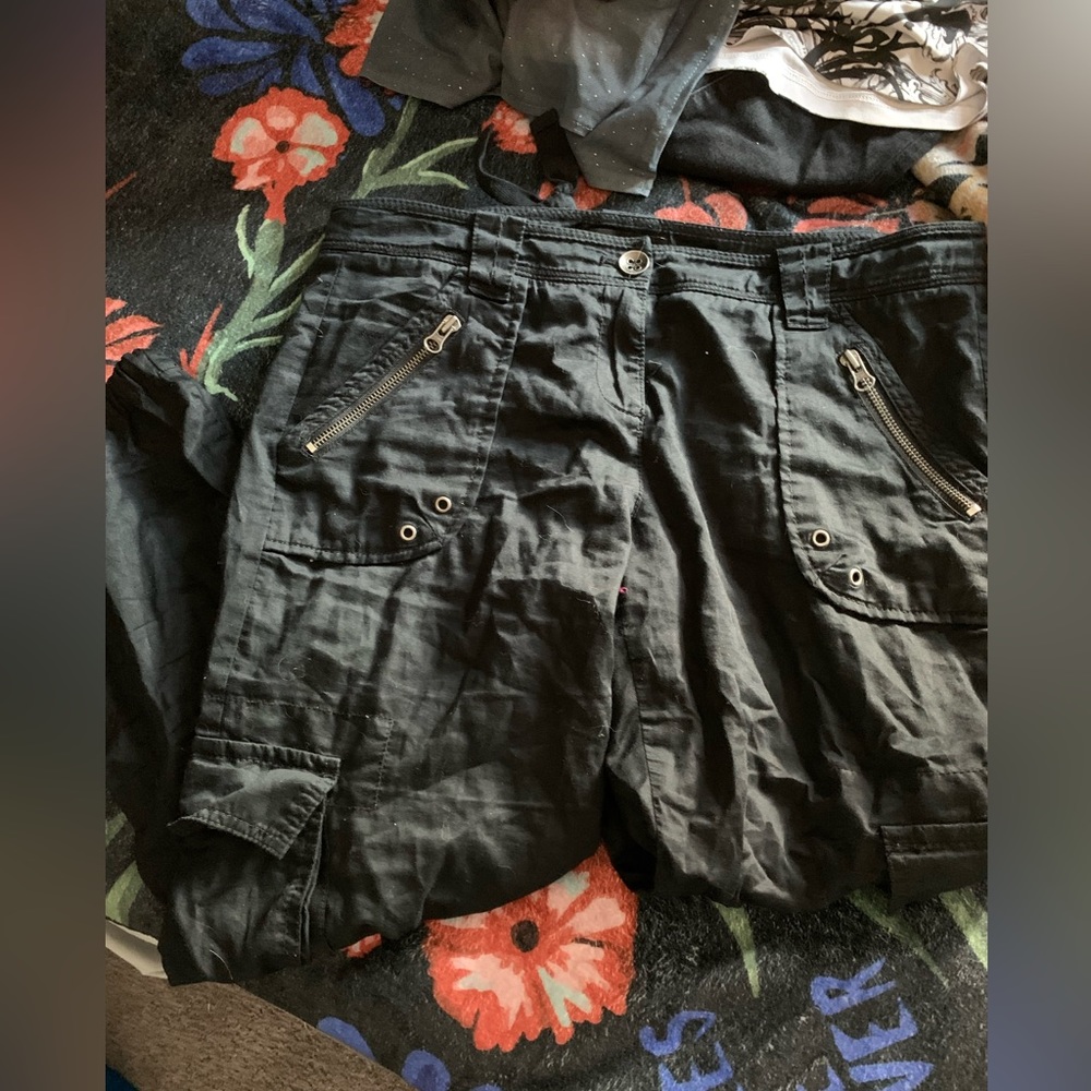 Black cargo capris